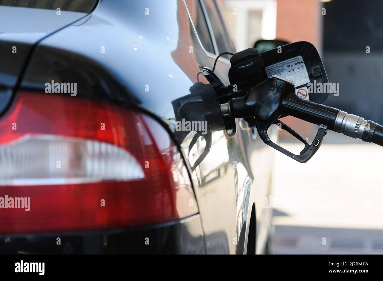 Lviv, Ukraine. 10.. Mai 2022. `s einer Tankstelle wird eine Benzinpumpe eingesetzt, da das Land von Kraftstoffmangel im Zuge der russischen Invasion berichtet. Russland marschierte am 24. Februar 2022 in die Ukraine ein und löste damit den größten militärischen Angriff in Europa seit dem Zweiten Weltkrieg aus Kredit: SOPA Images Limited/Alamy Live Nachrichten Stockfoto